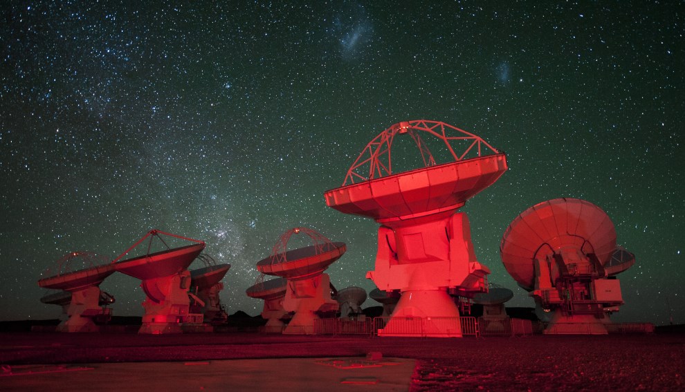 ALMA_millimeter-radio-antennae-in-red+S-Milky-Way(left)+Magellanic-Clouds(right)_5Mar2013_ESO,C-Malin_from-Red-alert_set-02_990
