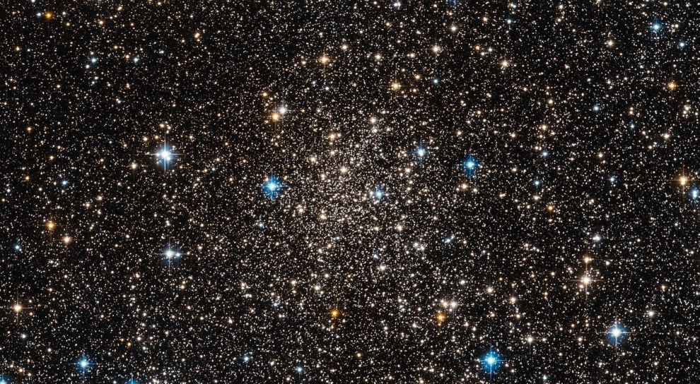 Djorgovski-1_cluster_H+He-metal-poor_through-MW-bulge_HST_27June2011_ACS_(F606W-yellow-orange)coloured blue_(F814W-infra-red)red_990w