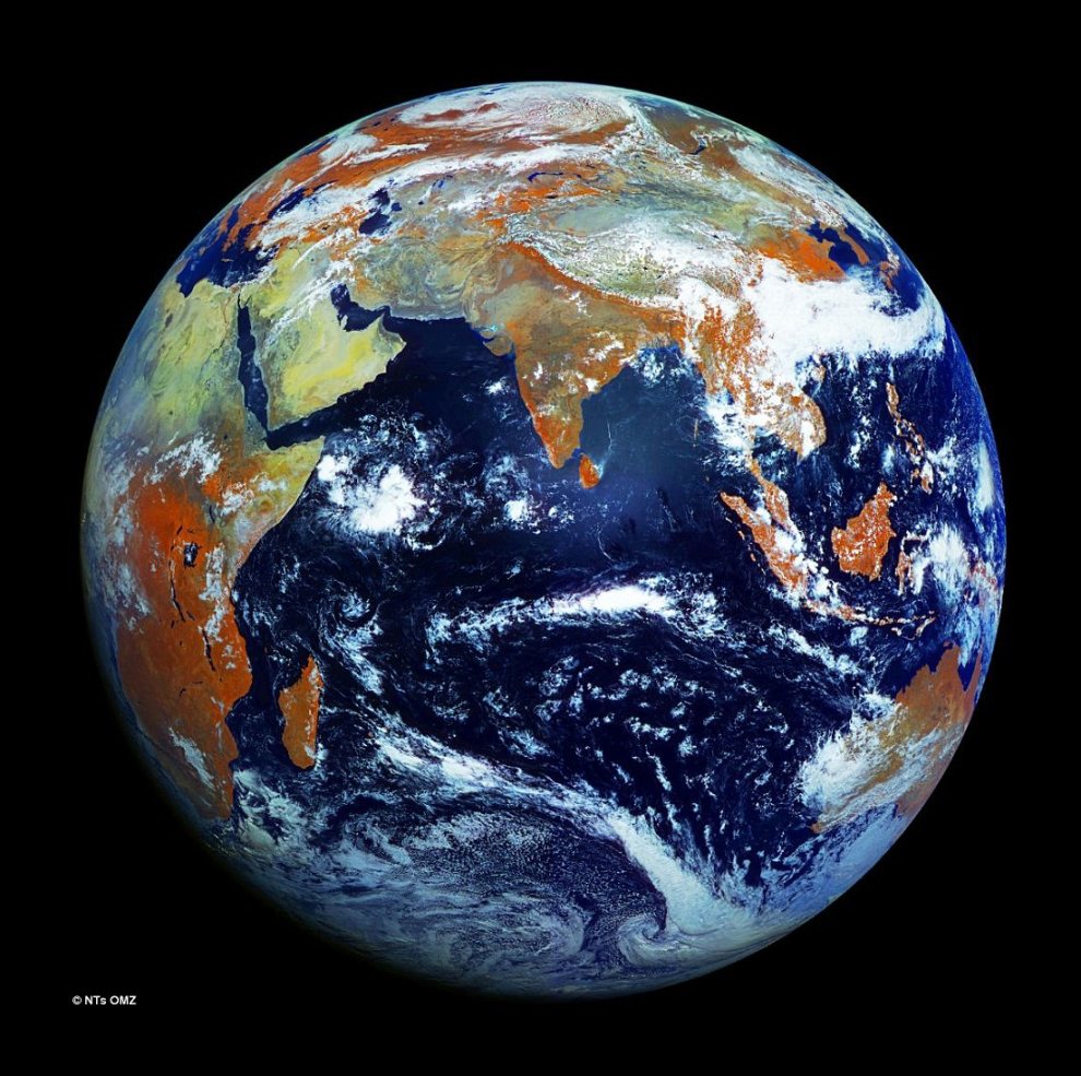 Earth – Single photo from geosynchronous orbit at 36,000km (22,379mi) - Russian weather satellite Electro-L at 121 megapixels 11 May 2012 (published by MailOnline)