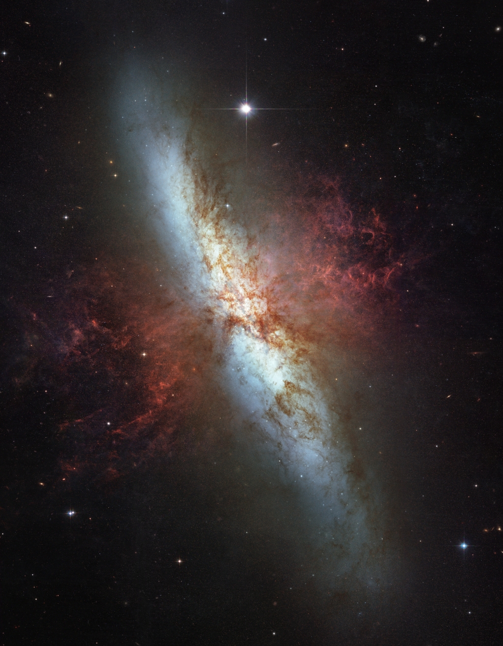 M82-Cigar-galaxy_in-Ursa-Major_@12Meg-ly_HST_ACS_2006-14-a_set2_990w