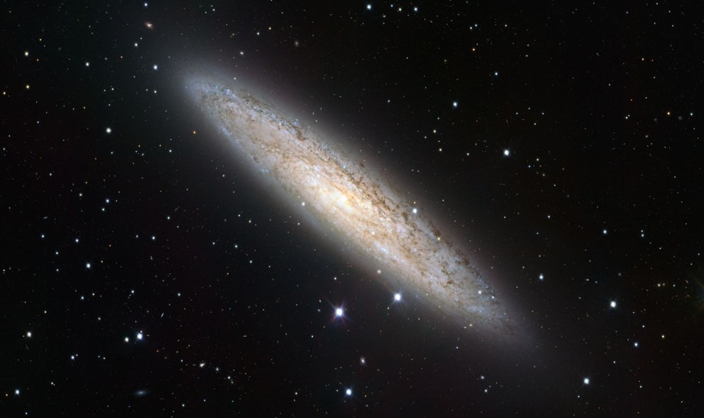 NGC 253 - Sculptor Galaxy (Silver Dollar)_ESO INAF VLT Survey Telescope (VST)_01_990w