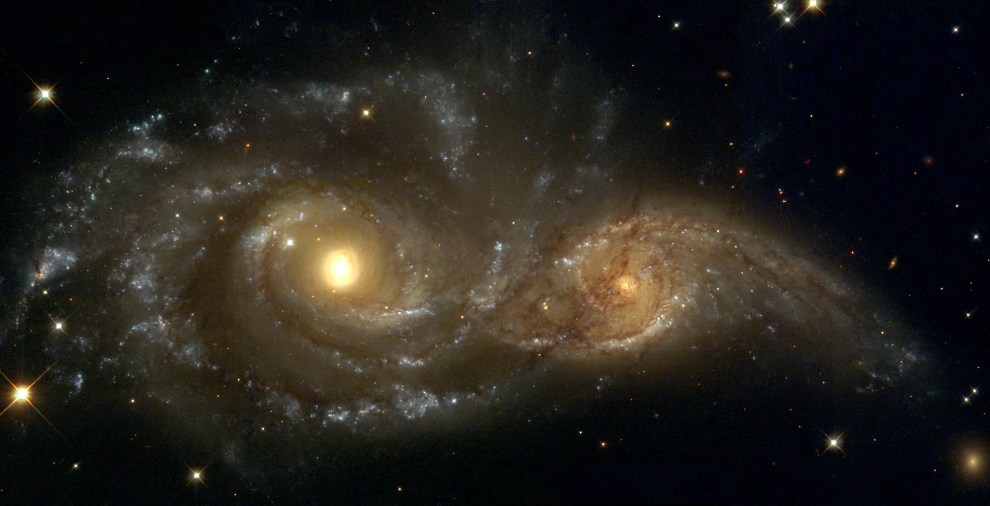 NGC2207 + IC2163_hs-1999-41-a-full_990w