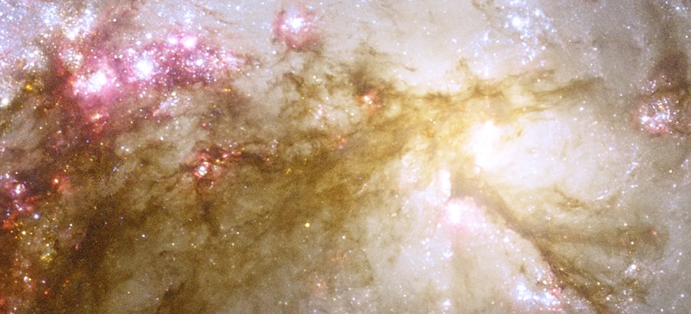 NGC4038+4039_(06)_The-pink-of-HII-reflection-from the gas-&-dust-and-the-white-of-densly-packed-stars