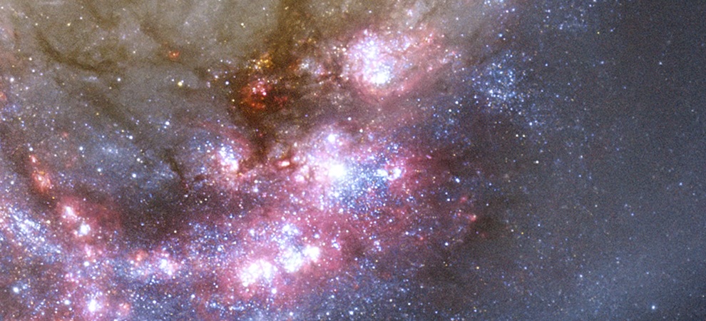NGC4038+4039_(08)_On-an-edge-Super-clusters-emerge-from-lanes-of-dust-disturbed-by-shock