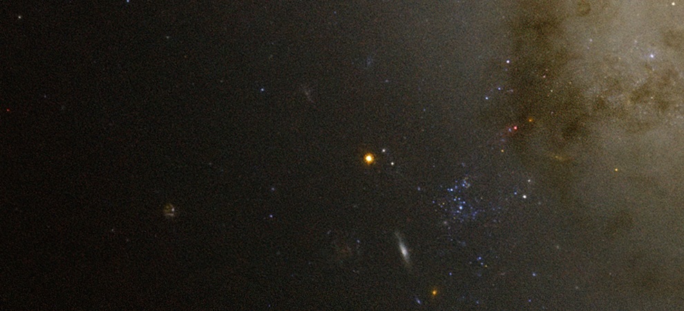 NGC4038+4039_(30)_A-small-group-of-super-clusters-migrates-out-of-the-parent-body