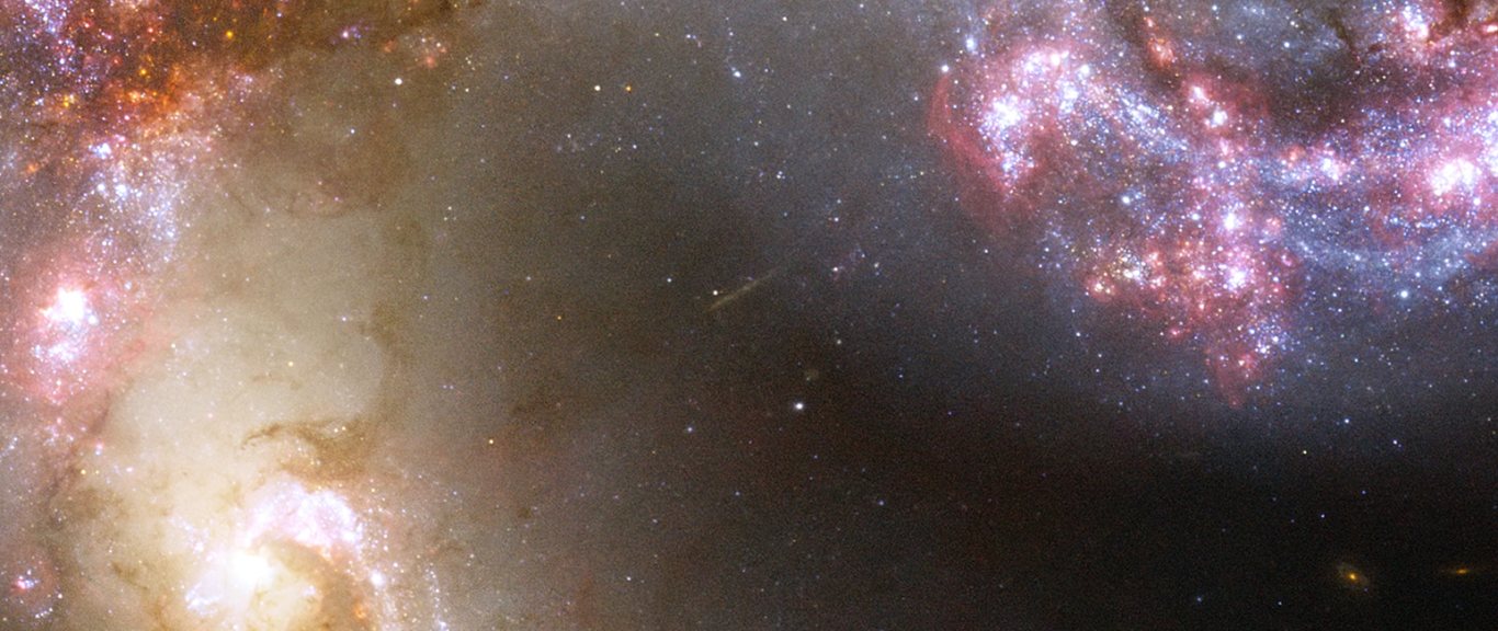 NGC4038+4039_(34B)_Near-the-central-cusp-at-the-galaxies-edge-super-clusters-&-clusters-fade-off-to-stars-then-to-empty-space