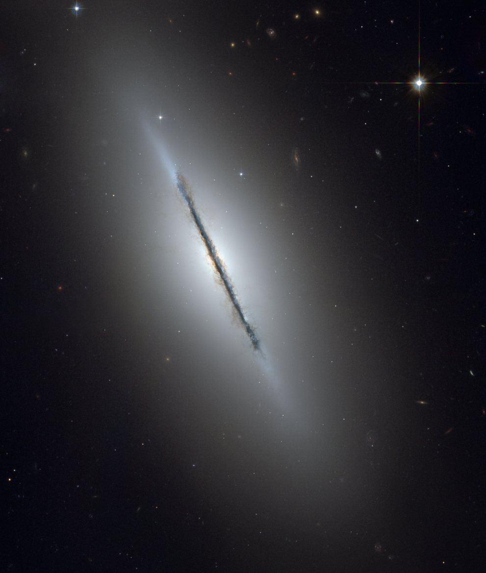 NGC5866 (1) a lenticular galaxy_HST_990w