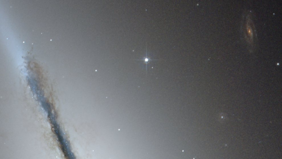 NGC5866 (3) a lenticular galaxy_HST_sub-a_990w