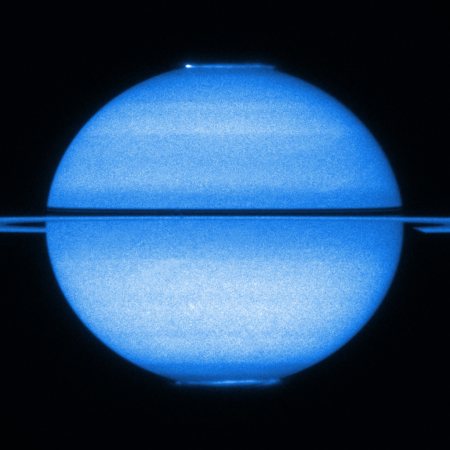 Saturn_double-aurorae_HSTJan2009NASA,ESA,Jonathan-Nichols(University-of-Leicester)_450w