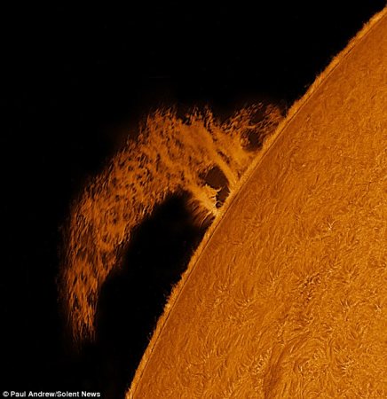 Sun_02b_prominance_Paul-Andrew_(Solent-News)_article-0-14D8301B000005DC-182_www.dailymail.co.uk-Thursday-Sep-27-2012-9P_436w+450h