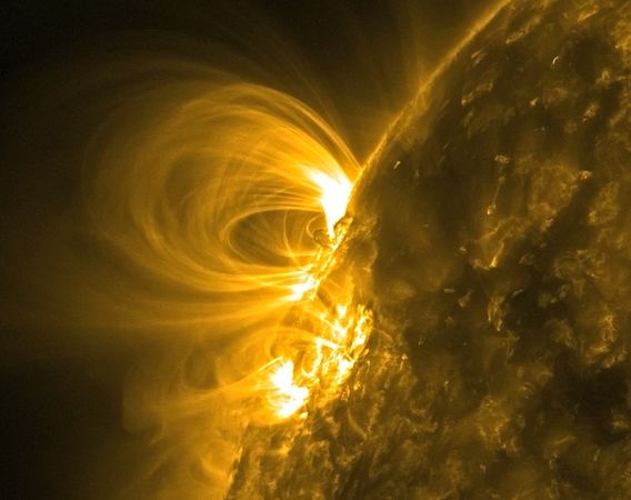 Sun_36_solar-flare_SDO-Feb2011-extreme-ultraviolet_plasma-loops-in-magnetic-fields_NASA_450h
