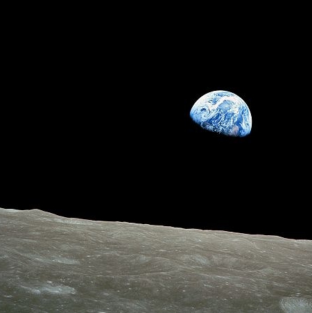 e-moon-01b_NASA-Apollo8-Dec24-Earthrise_clipped_450w