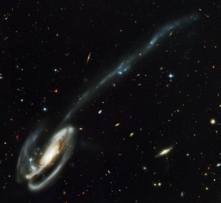 galaxies_UGC10214-The Tadpole Galaxy_HST-ACS-2002_hs-2002-11a_02_r90_450w