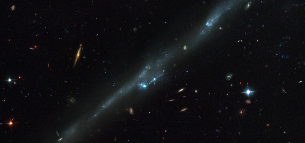 galaxies_UGC10214-The-Tadpole-Galaxy_HST-ACS-2002_hs-2002-11a_02_r90_set-03b_stars-like-dust_990