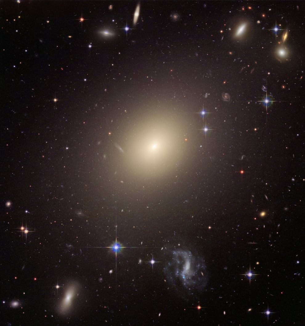 galaxy-cluster_Abell_S740_Eliiptical-galaxy-at-centre-of-cluster_cropped_to_ESO_325-G004_990w