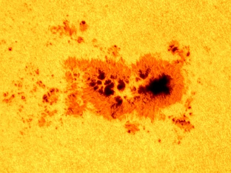 sun_32_Sunspot-Cluster_SOHO-Sept2000_Extreme-ultra-violet_NASA-ESA_47895_450x338