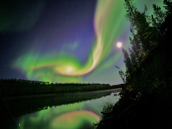 sun_aurora-4Sep2012_Northern-Hemisphere_David-Cartier_of-NASA_rivermirror-670_580w